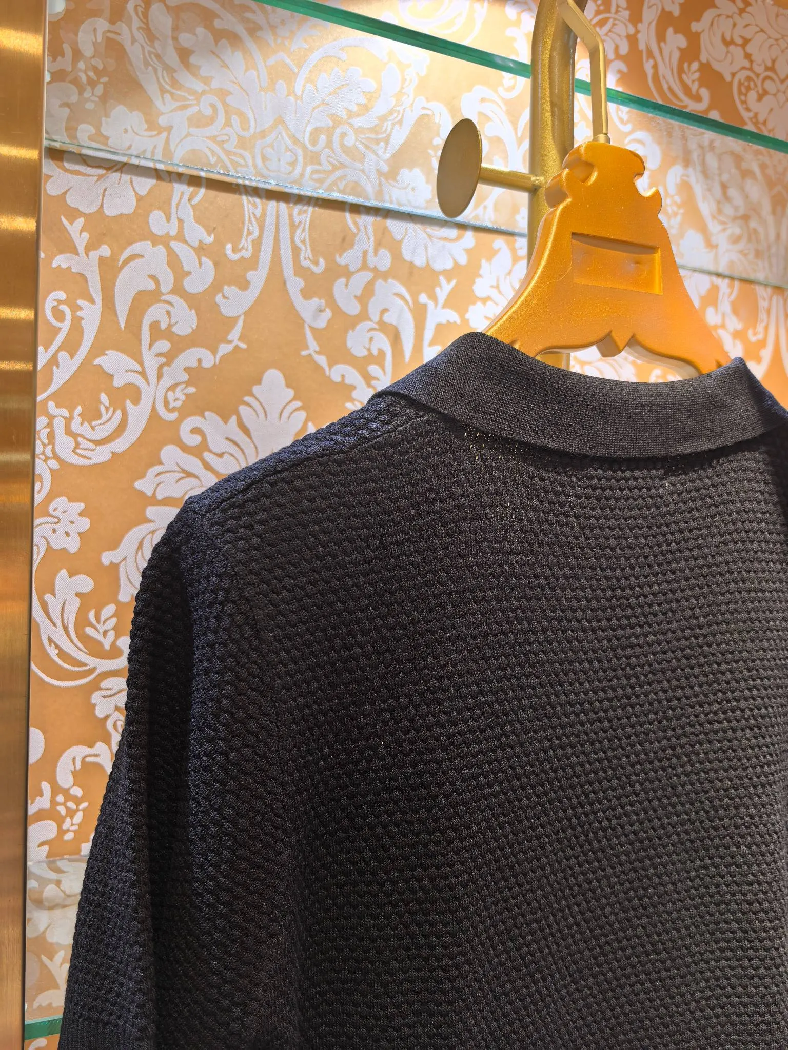 The counter is synchronized with Brunello Cucinelli 🇮🇹BC 2026/ss New Arrival knitted sweater with logo embroidery on the chest. The fabric is perfectly made with 14 needles of imported machines. The counter restores the upper body spirit in a one-to-one manner. Comfortable Breathable. Slim fit. Color Black Sizes S M L XL
